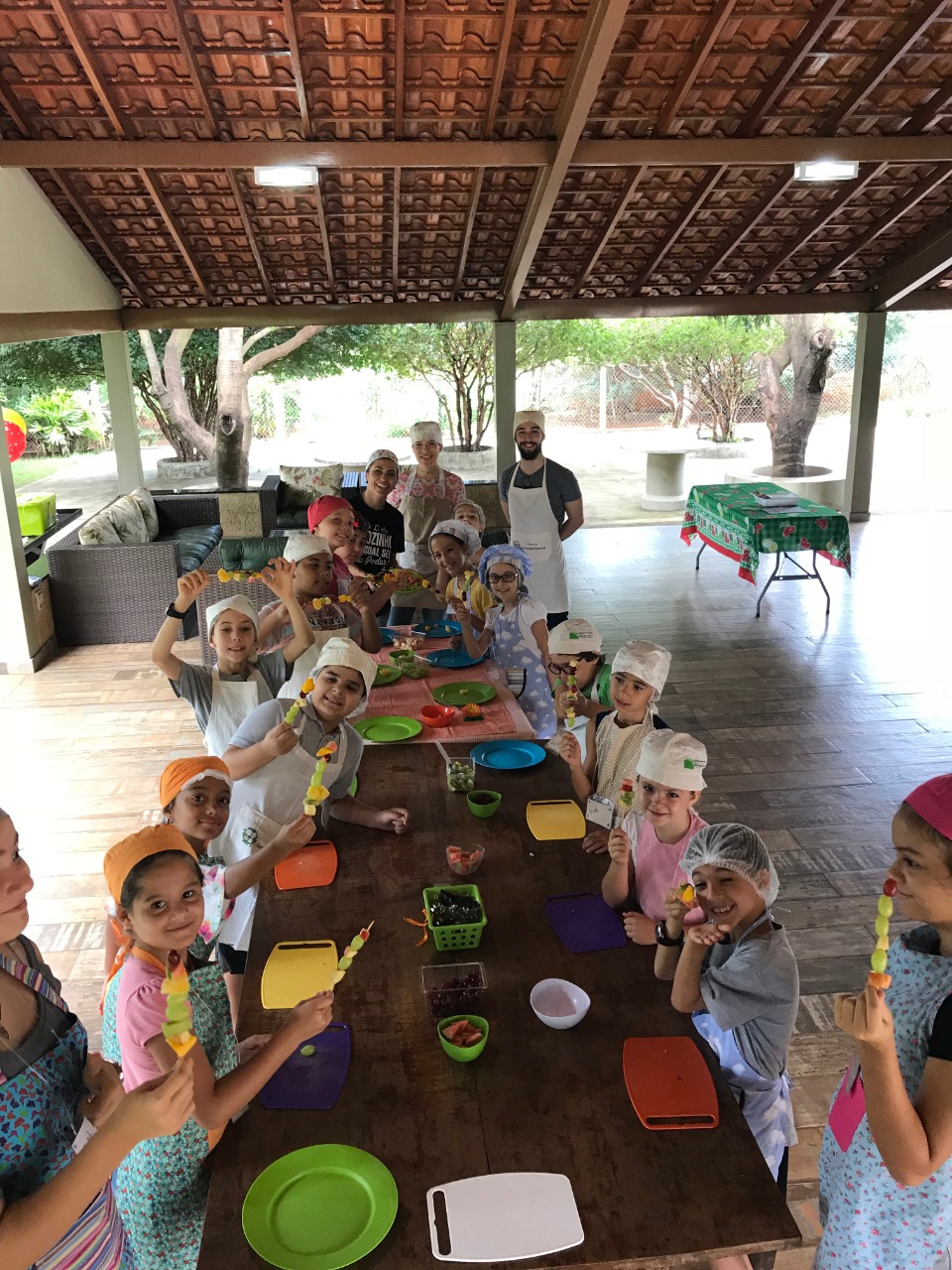Crianças reunidas após atividade culinária