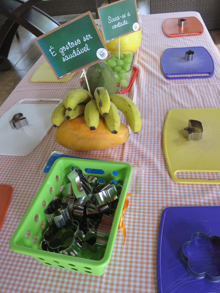Mesa de frutas e utensílios da oficina