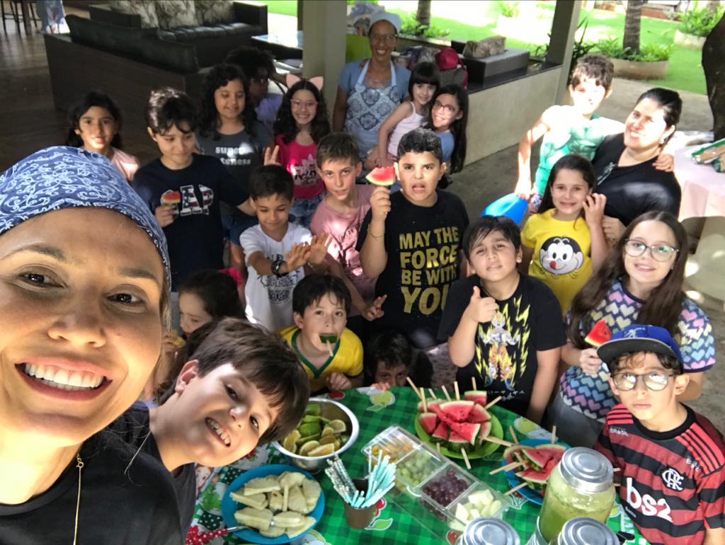 Kézia e turma de crianças em oficina de alimentação